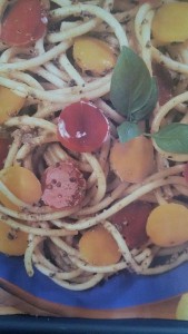 bucatini con peperoni e salsa di olive e tonno